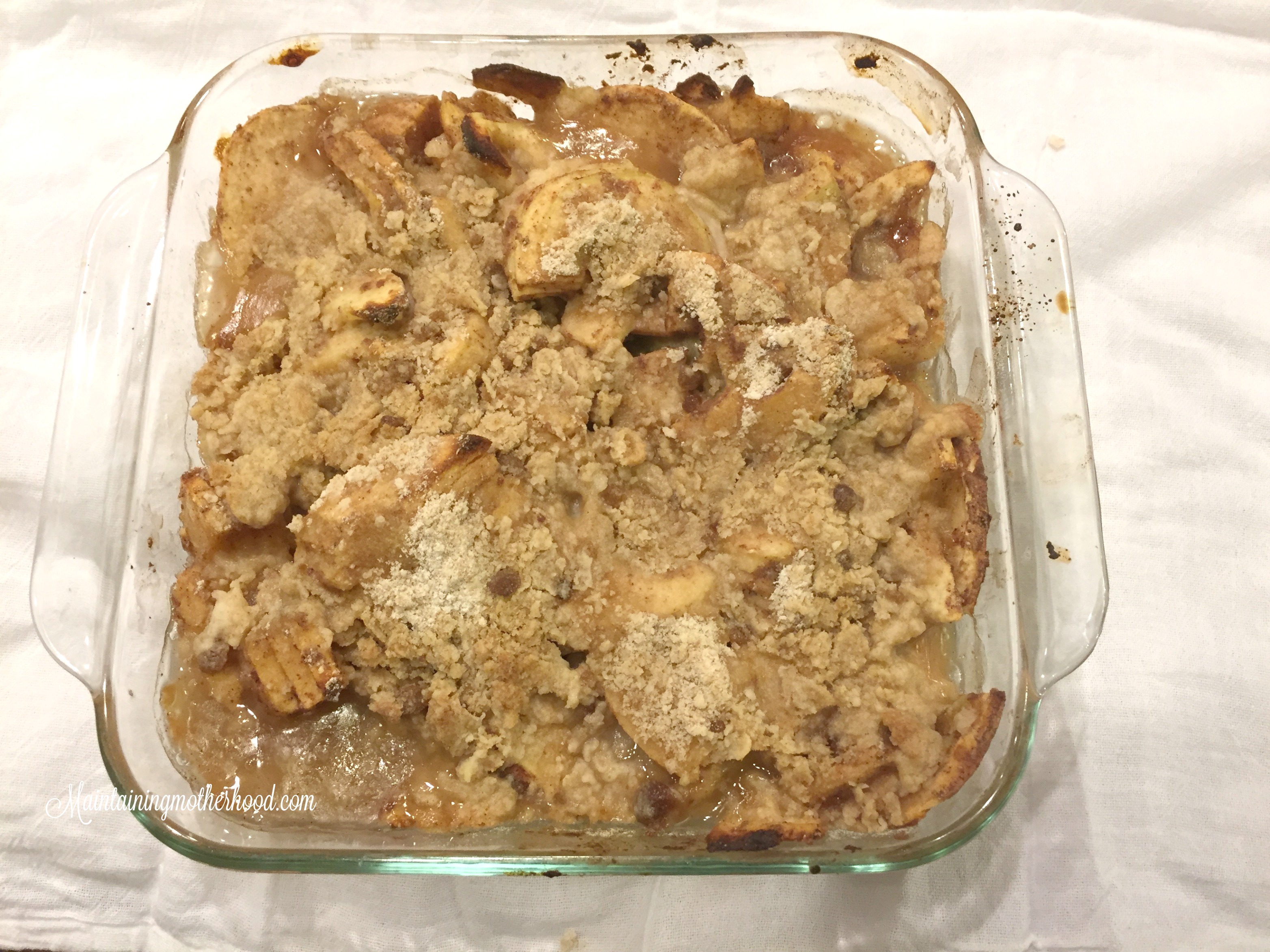 Looking for a delicious alternative to pie? This apple dessert is the perfect marriage of apple pie with a crispy, crumbly, and strudel topping.