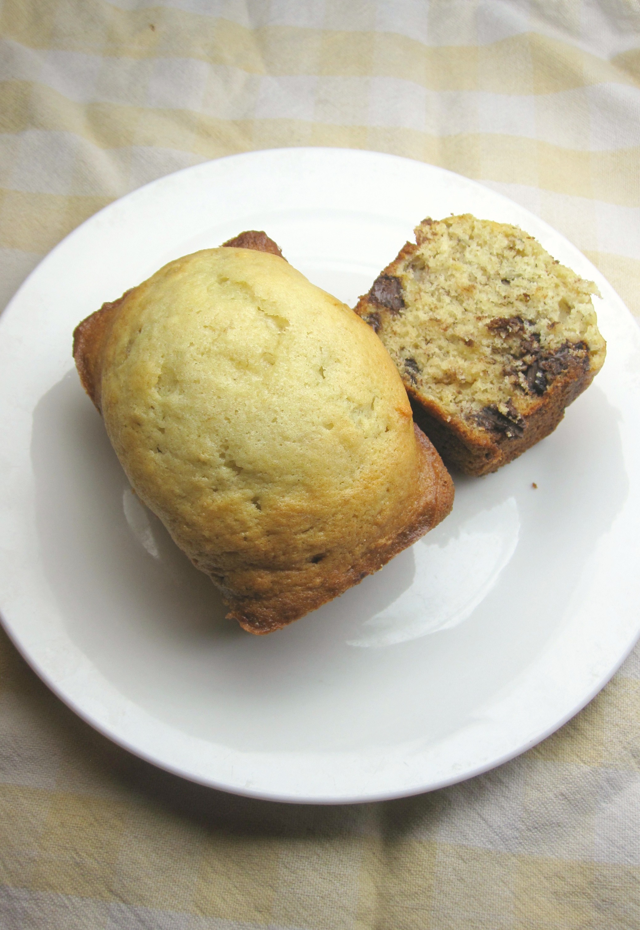 If you love fresh banana bread in the perfect size, this is the recipe for you! This Chocolate Chip Banana Bread cooked in mini loaf pans is delicious!