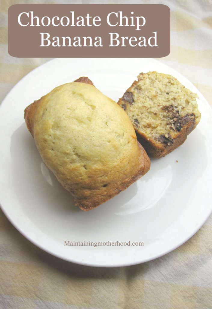 If you love fresh banana bread in the perfect size, this is the recipe for you! This Chocolate Chip Banana Bread cooked in mini loaf pans is delicious!