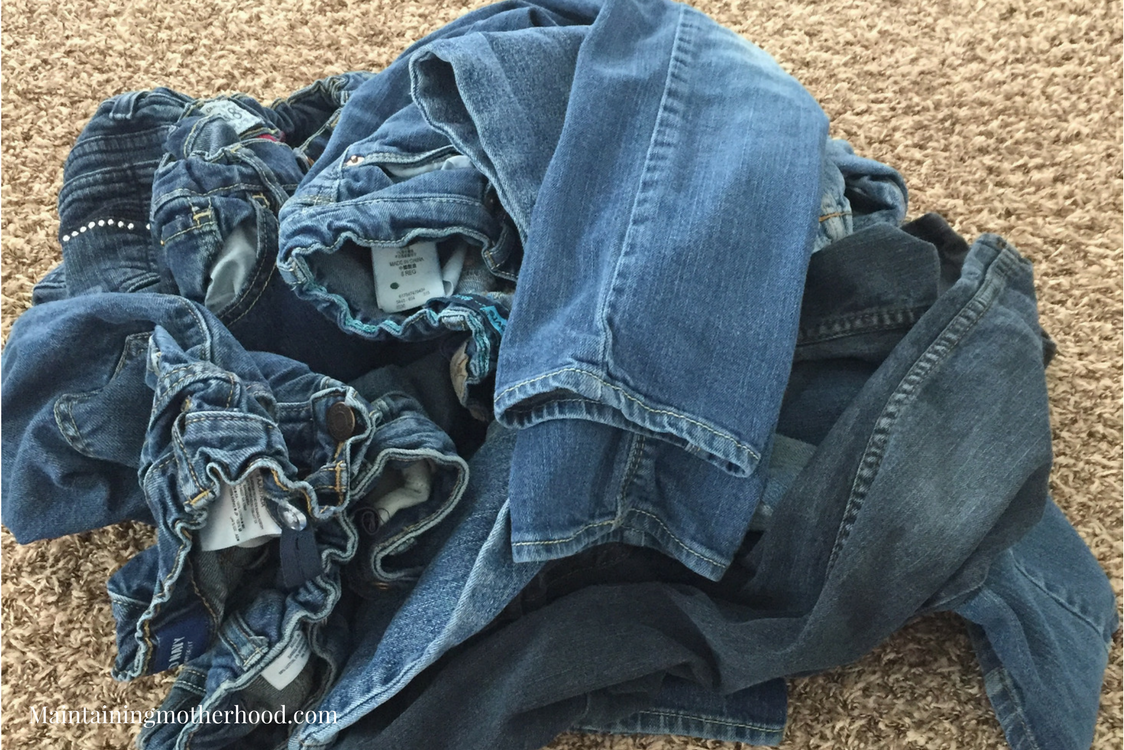 Do you dread sorting the laundry after washing, especially when you have a whole load of jeans in a large family? Try this quick trick to quickly sort laundry. It's so simple, even your kids can sort the laundry!